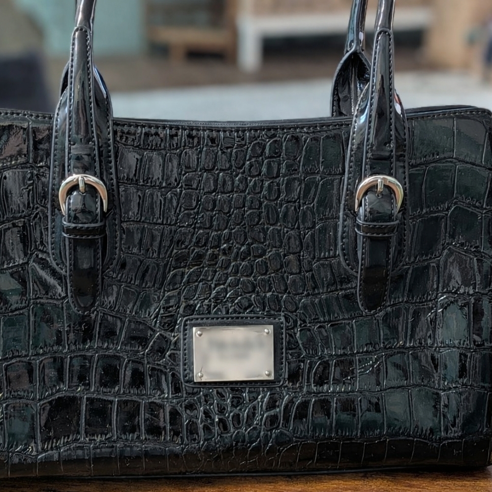 Elegant Black Crocodile-Embossed Women's Handbag